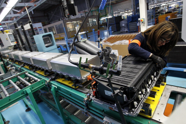 Un agent de fabrication opérant sur des batteries destinées au modèle Twizy de chez Renault.  
(CESAR MANSO/AFP/Getty Images)
