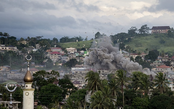 Une bombe explose après avoir été larguée sur une cachette de militants islamistes à Marawi, sur l'île de Mindanao, dans le sud des Philippines – 
( NOEL CELIS / AFP / Getty Images)
