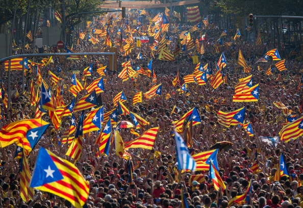 BARCELONE, ESPAGNE -Les manifestants viennent annoncer les drapeaux catalans Pro-Independence lors d'une manifestation - 
   David Ramos/Getty Images

