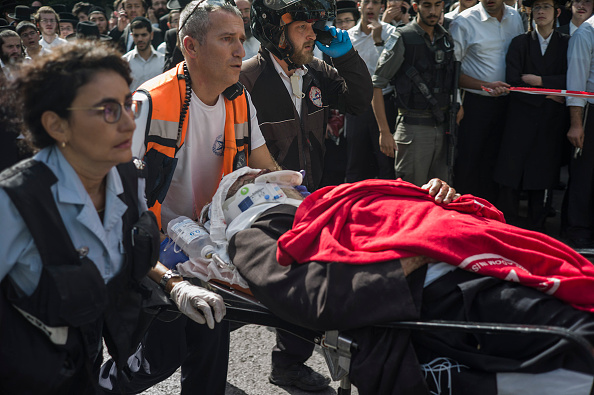 Une attaque a eu lieu contre des soldats israéliens, similaire à celle à l'arme blanche du 13 octobre 2015 à Jérusalem, en Israël. Les tensions dans la région continuent de s'élever à la suite de multiples attaques terroristes qui ont eu lieu à Jérusalem et dans le nord d'Israël lors d'affrontements entre des jeunes palestiniens et les forces de sécurité israéliennes. 
(Ilia Yefimovich / Getty Images)