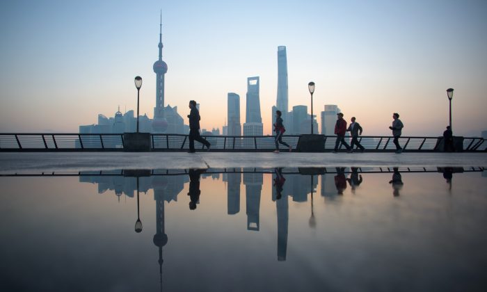 La vue du quartier financier de Lujiazui dans le district Pudong de Shanghai, le 1er décembre 2015. (Johannes Eisele / AFP / Getty Images)