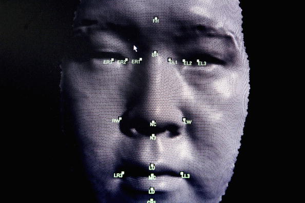 Un programme de reconnaissance faciale 3D est présenté lors de l'exposition et de la conférence Biometrics 2004 le 14 octobre 2004 à Londres.  (Ian Waldie / Getty Images) 