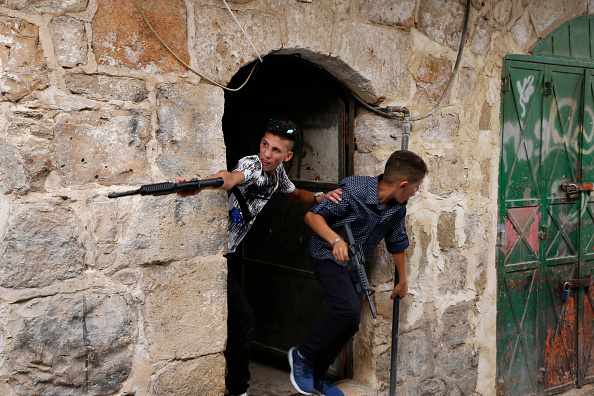 Des jeunes palestiniens jouant dans Hebron à la fin du Ramadan. 
 (HAZEM BADER/AFP/Getty Images)