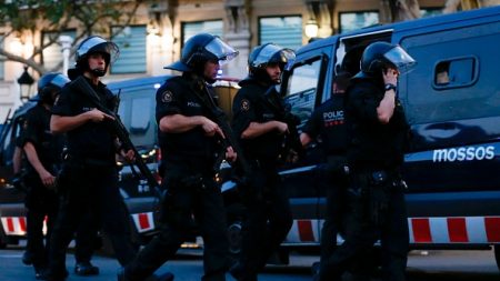 Les policiers en Catalogne pourchassés par les manifestants