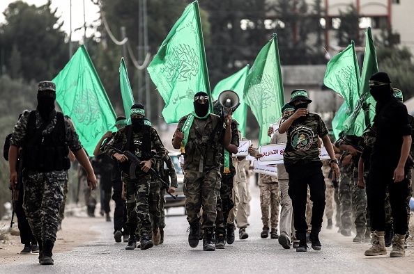 Les Brigades Ezzedine al-Qassam, forces spéciales de la branche armée du mouvement islamiste Hamas, défilent dans la ville de Khan Yunis, dans le sud de la bande de Gaza, le 15 septembre 2017. 
(SAID KHATIB / AFP / Getty Images)