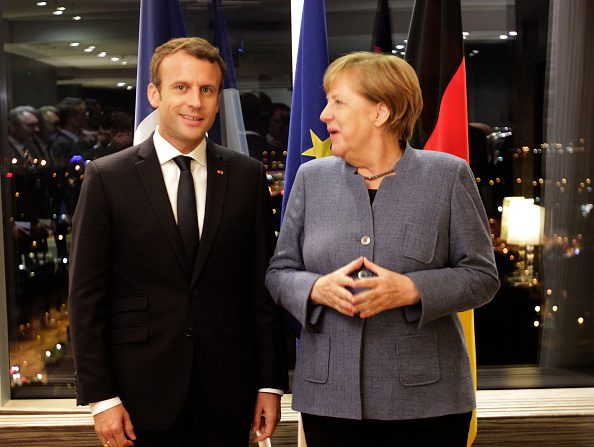 Mme Merkel et M. Macron ont prévu lors de leur visite commune de la Foire du livre à Francfort de s'arrêter devant une réplique de la presse de Gutenberg et d'imprimer  ensemble la première page de la déclaration universelle des droits de l'Homme. 
(Valda Kalnina - Pool/Getty Images)