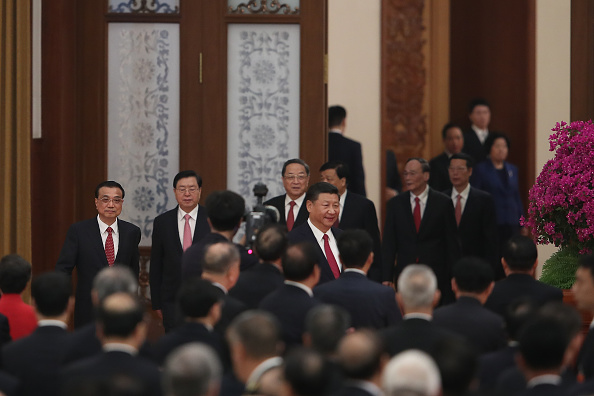 Le président chinois Xi Jinping et le Premier ministre Li Keqiang et le président du Congrès national du peuple Zhang Dejiang assistent à une réception marquant le 64e anniversaire de la fondation de la République populaire de Chine le 30 septembre 2017 à Pékin. 
(Lintao Zhang/Getty Images)