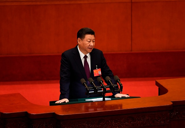 Cravate rouge sur fond rouge, le président chinois Xi Jinping prononce un discours lors de la séance d'ouverture du XIXe Congrès du Parti communiste chinois à la Grande Salle du Peuple à Beijing le 18 octobre 2017. 
(WANG ZHAO / AFP / Getty Images)
