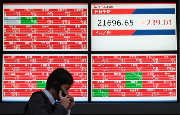 Le 23 octobre 2017, l'indice Nikkei 225 de Tokyo affiche la plus longue série de victoires de son histoire depuis près de 70 ans: les marchés boursiers de Tokyo (en haut à droite). Tokyo a salué la victoire électorale du premier ministre pro-affaires du Japon. (KAZUHIRO NOGI / AFP / Getty Images)