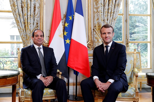 Le président français Emmanuel Macron (D) pose pour une photo avec le président égyptien Abdel Fattah al-Sisi à l'Elysée, à Paris, le 24 octobre 2017. Sissi, un ancien général qui a évincé le président islamiste élu Mohamed Morsi en 2013, rencontre le président français, les ministres de la défense et des affaires étrangères ainsi que des groupes d'entreprises au cours de son voyage de trois jours. (PHILIPPE WOJAZER / AFP / Getty Images)
