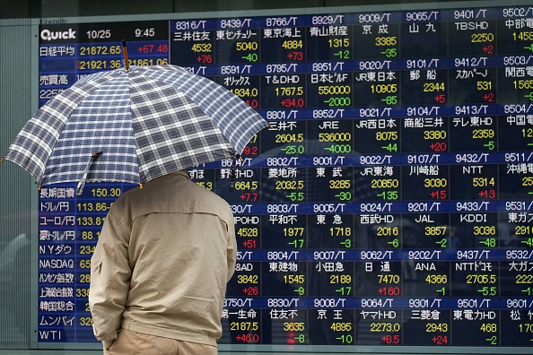 Un homme regarde un indice boursier électronique affichant les chiffres de la Bourse de Tokyo à Tokyo le 25 octobre 2017. 
(KAZUHIRO NOGI / AFP / Getty Images)