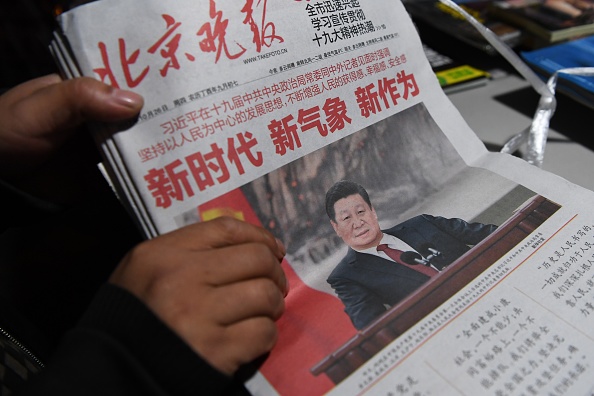 Le président Xi Jinping à la Une d'un journal chinois. (GREG BAKER / AFP / Getty Images)