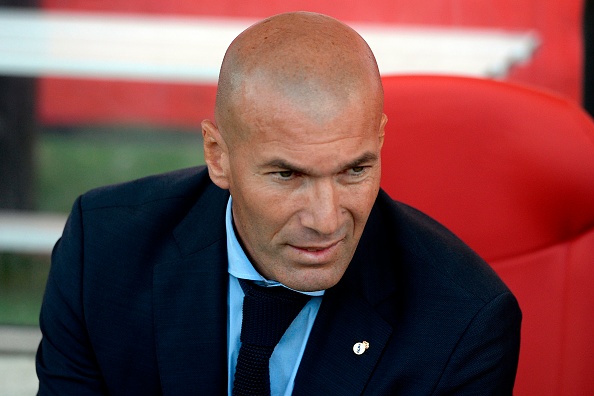 L'entraîneur français du Real Madrid, Zinedine Zidane, regarde le match de football de la ligue espagnole Girona FC contre le Real Madrid CF au stade municipal de Montilivi à Gérone le 29 octobre 2017. 
(JOSEP LAGO / AFP / Getty Images)