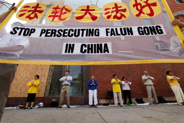 Des pratiquants de Falun Gong manifestent devant le consulat chinois le 20 juillet 2009 à Chicago, Illinois. Les manifestants marquaient les dix ans de la répression du Parti communiste chinois (PCC) contre le mouvement spirituel bouddhiste prônant les valeurs traditionnelles de Vérité-Bonté- Patience. (Photo par Scott Olson / Getty Images)