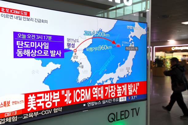 Séoul (Corée du Sud), mercredi 29 novembre 2017. Un homme passe devant un écran de télévision montrant la trajectoire estimée du tir de missile balistique nord-coréen. (JUNG YEON-JE/AFP/Getty Images)