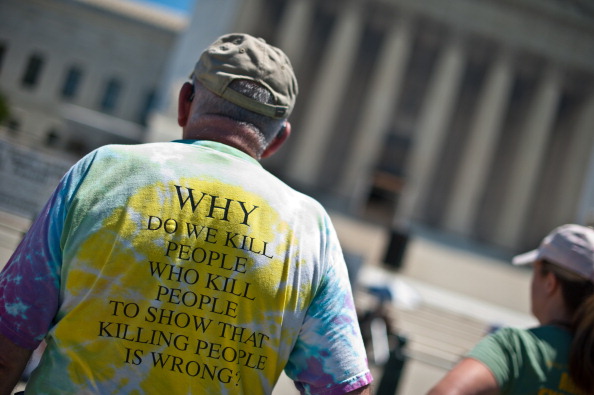 Un homme portant un tee-shirt anti-peine de mort lors de la 20e édition du Starvin 'for Justice et de la veille contre la peine de mort devant la Cour suprême des États-Unis à Washington le 29 juin 2013. 
(NICHOLAS KAMM / AFP / Getty Images)