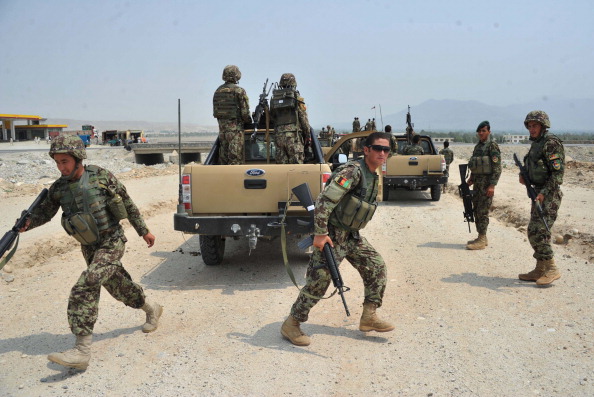 Des soldats de l'armée nationale afghane près d'un point de contrôle. (Noorullah Shirzada / AFP / Getty Images)
