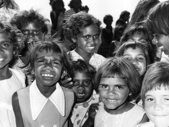 Les Aborigènes représentent environ 3% des 24 millions d'Australiens. Ils figurent parmi les plus défavorisés et beaucoup vivent dans le Territoire du Nord.
Les enfants aborigènes ont 24 fois plus de risques de se retrouver en prison que les autres enfants, dans un contexte de lacunes éducatives, de chômage élevé et de toxicomanie, selon Amnesty International. (Keystone/Getty Images)