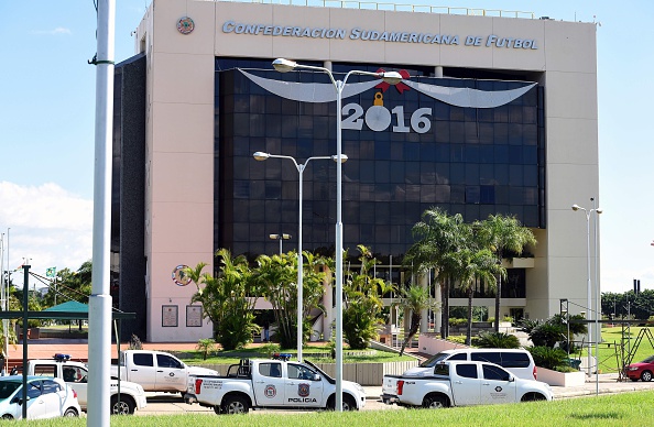 Vue du siège de Conmebol à Luque, au Paraguay, le 7 janvier 2016, lors d'une descente d'un juge et de deux procureurs dans le cadre du scandale de corruption de la FIFA. 
(NORBERTO DUARTE / AFP / Getty Images)