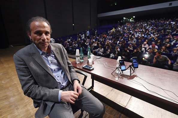 L'islamologue suisse accusé de viol, Tariq Ramadan, lors d'une conférence le 26 mars 2016 à Bordeaux. 
(MEHDI FEDOUACH / AFP / Getty Images)