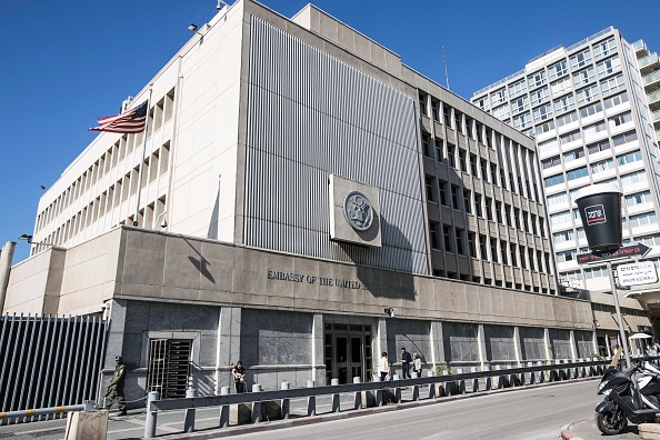 Une photo prise le 20 janvier 2017 montre l'extérieur du bâtiment de l'ambassade des États-Unis dans la ville côtière israélienne de Tel Aviv. (JACK GUEZ / AFP / Getty Images)
