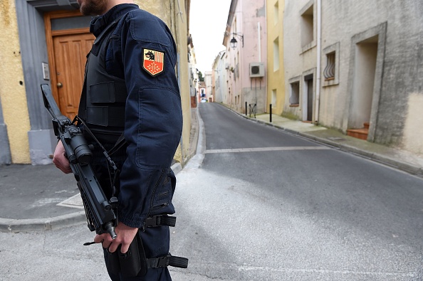 Neuf personnes âgées de 18 à 65 ans, majoritairement connues des services de renseignement, ont été arrêtées dans le sud de la France et en région parisienne et une Colombienne de 23 ans a été interpellée en Suisse. (SYLVAIN THOMAS/AFP/Getty Images)