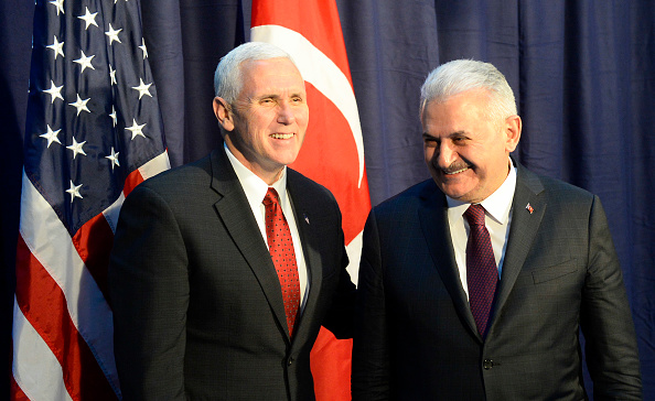Le vice-président américain Michael Richard Pence et le Premier ministre turc Binali Yildirim s'étaient rencontrés lors de la deuxième journée de la 53e conférence de Munich sur la sécurité (MSC) à l'hôtel Bayerischer Hof à Munich, le 18 février 2017. 
(THOMAS KIENZLE/AFP/Getty Images)