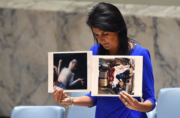 Nikki Haley, ambassadrice américaine à l'ONU, tient des photos des victimes lors d'une réunion d'urgence du Conseil de sécurité des Nations Unies le 5 avril 2017 sur l'attaque chimique meurtrière présumée qui a tué des civils, dont des enfants, en Syrie. 
(TIMOTHY A. CLARY / AFP / Getty Images)