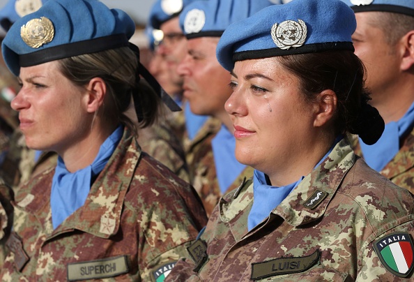 Des membres italiens de la Force intérimaire des Nations Unies au Liban (FINUL) dans le village de Shamaa, au sud du Liban, le 18 mai 2017. "lorsque les femmes et les filles participent au processus de paix, la paix est plus durable".
(MAHMOUD ZAYYAT / AFP / Getty Images)