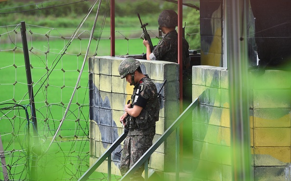 Des soldats sud-coréens montent la garde à un poste de garde près de la zone démilitarisée (DMZ) séparant deux Corées. 
(JUNG YEON-JE / AFP / Getty Images)