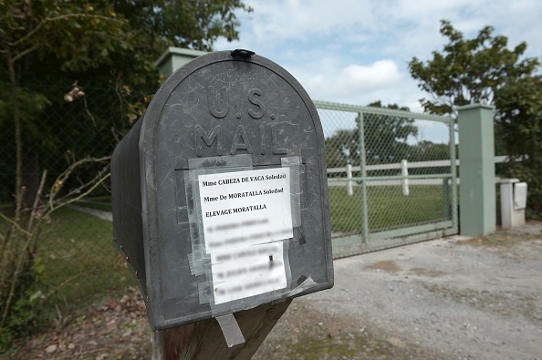 Une photo prise le 16 août 2017 montre une boîte aux lettres du domaine de Coumeres, patrie de Soledad Cabeza de Vaca, marquise de Moratalla. Une plainte pour détention illégale a été déposée par le fils aîné d'une riche héritière espagnole résidant en France, la marquise de Moratalla, auprès du procureur de la République de Bayonne (Pyrénées-Atlantiques), a annoncé le parquet le 16 août. 
(IROZ GAIZKA / AFP / Getty Images)