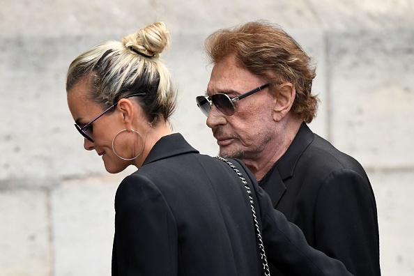 "Johnny va bien".
Le chanteur français Johnny Hallyday et sa femme Laetitia Hallyday arrivent à l'église Saint-Sulpice lors des funérailles de Mireille Darc le 1er septembre 2017 à Paris. 
(ERIC FEFERBERG / AFP / Getty Images)