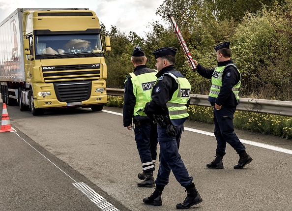 La justice belge a saisi 112 camions dans une entreprise de Zeebruges (nord) soupçonnée d'employer frauduleusement des chauffeurs à moindre coût en profitant de leur statut de travailleurs détachés. 
(PHILIPPE HUGUEN/AFP/Getty Images)