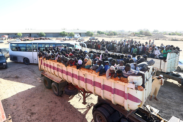 Les migrants africains, qui ont été détenus par le gouvernement d'accord national (GNA) soutenu par l'ONU lors des récents affrontements dans la ville, sont rassemblés dans un abri à Sabratha le 7 octobre 2017, car un certain nombre d'entre eux sont déplacés vers d'autres refuges.
(MAHMUD TURKIA / AFP / Getty Images)