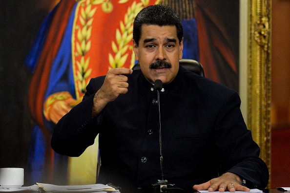 Mis en difficultés par la chute des cours du pétrole, le président Nicolas Maduro n'a d'autre choix que de renégocier une dette extérieure estimée à environ 150 milliards de dollars par certains experts, alors que sa population souffre déjà de graves pénuries d'aliments et de médicaments, faute d'argent pour les importer.
(FEDERICO PARRA/AFP/Getty Images)