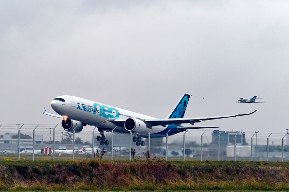 Un nouvel Airbus A330neo effectue son premier vol, le 19 octobre 2017 depuis l'aéroport de Toulouse-Blagnac, près de Toulouse. 
(PASCAL PAVANI / AFP / Getty Images)