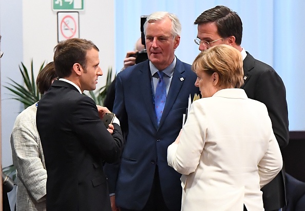 Le négociateur en chef du Brexit avec la Grande-Bretagne Michel Barnier (C), le président français Emmanuel Macron (G), le Premier ministre néerlandais Mark Rutte et la chancelière allemande Angela Merkel assistent à un sommet des dirigeants européens à Bruxelles. 
(EMMANUEL DUNAND / AFP / Getty Images)
