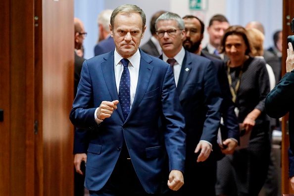 Le président du Conseil européen, Donald Tusk, arrive à l'occasion de la table ronde avant le début de la réunion, le deuxième jour du sommet des dirigeants de l'Union européenne sur une période de transition post-Brexit et un futur accord commercial avec la Grande-Bretagne, à Bruxelles, le 20 octobre 2017. 
(THIERRY ROGE / AFP / Getty Images)