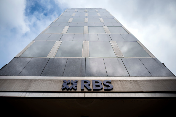 Le logo de la RBS devant les bureaux de la Royal Bank of Scotland dans le centre de Londres le 22 octobre 2017. 
(TOLGA AKMEN / AFP / Getty Images