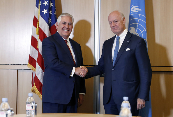  L'envoyé spécial des Nations unies pour la Syrie Staffan de Misturae serre la main du secrétaire d'État américain Rex Tillerson (G) avant leur rencontre à la mission américaine à l'ONU à Genève. 
(ALEX BRANDON / AFP / Getty Images)