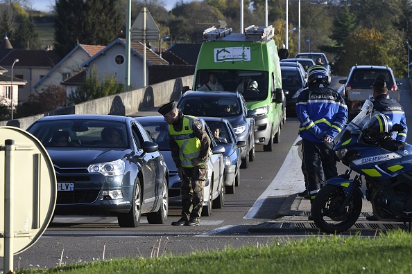 Des gendarmes contrôlent des voitures en France. PHILIPPE DESMAZES/AFP/Getty Images)