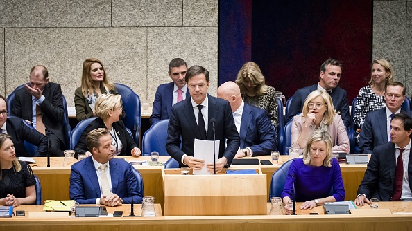 Le Premier ministre néerlandais Mark Rutte (C) intervient au cours d'un débat de deux jours sur la déclaration du gouvernement au Sénat à La Haye le 1er novembre 2017. 
(BART MAAT / AFP / Getty Images)