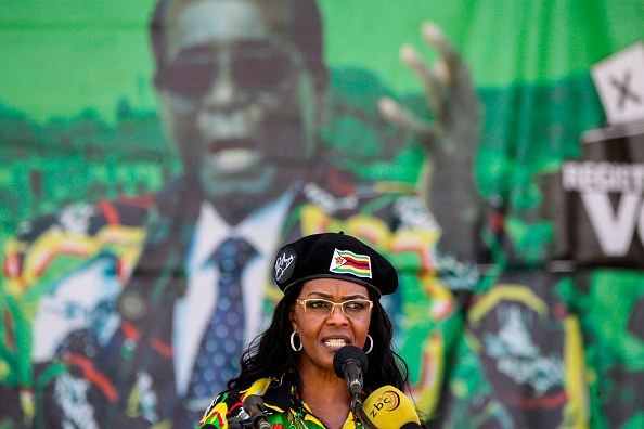 L'épouse du président zimbabwéen, Grace Mugabe, prononce un discours lors du Rallye du 4 novembre 2017 à Bulawayo, à l'occasion de la rencontre entre les jeunes du Zimbabwe et de l'Union nationale africaine - Front patriotique (Zanu PF).
(ZINYANGE AUNTONY / AFP / Getty Images)