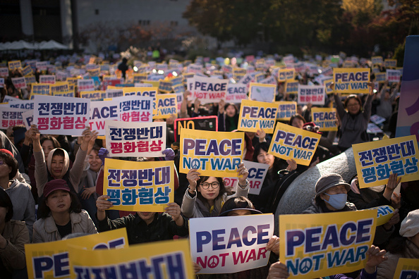 Des manifestants ont brandi des pancartes lors d'un rassemblement pacifique à Séoul le 5 novembre 2017. Des milliers de Sud-Coréens ont appelé à la paix. Séoul qui compte 10 millions d'habitants se trouve à 50km seulement de la frontière avec la Corée du Nord.
(ED JONES / AFP / Getty Images)