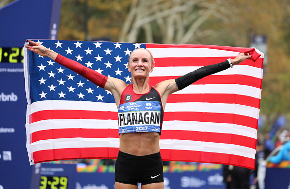 Marathon de New York: Shalane Flanagan, des États-Unis, célèbre la victoire des divisions féminines professionnelles lors du marathon TCS de New York 2017 à Central Park le 5 novembre 2017 à New York. 
(Elsa / Getty Images)