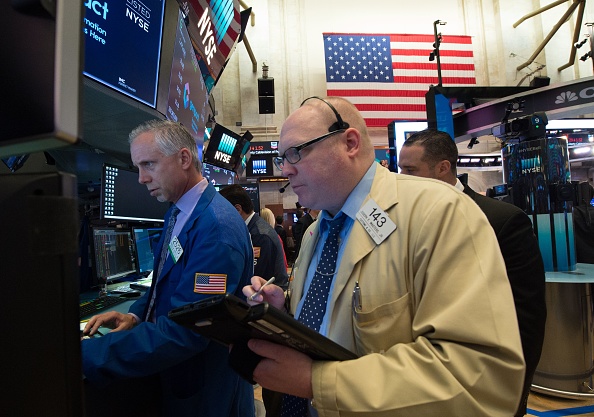 Bourse de New York le 8 novembre 2017 à New York. Wall Street s'est rapproché d'un autre trio de records, le Dow terminant à son cinquième plus haut historique. 
(BRYAN R. SMITH / AFP / Getty Images)