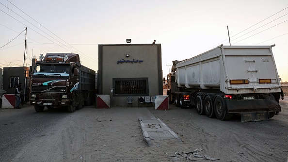 Une photo prise le 9 novembre 2017 montre des camions transportant des marchandises arrivant au poste frontalier de Kerem Shalom dans la ville de Rafah, dans le sud de la bande de Gaza.
(SAID KHATIB / AFP / Getty Images)