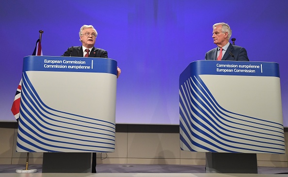 David Davis, le ministre britannique chargé du Brexit et Michel Barnier, négociateur en chef de l'Union européenne sur le Brexit après un sixième round de discussions à Bruxelles le 10 novembre 2017. (EMMANUEL DUNAND/AFP/Getty Images)