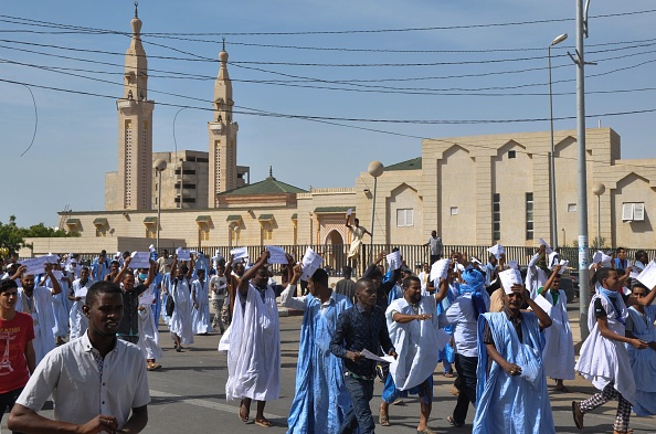 Des manifestants devant la mosquée saoudienne le 10 novembre 2017 à Nouakchott protestent contre des procureurs mauritaniens qui ont  changé en une peine de prison de deux ans la peine capitale pour un blogueur qui avait déjà été condamné à mort pour blasphème. 
(STR / AFP / Getty Images)