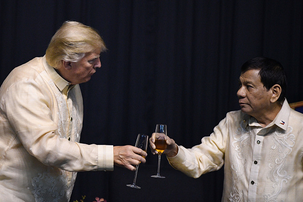 Le président des Philippines, Rodrigo Duterte, porte un toast au président américain Donald Trump lors d'un dîner de gala spécial pour l'Association des Nations de l'Asie du Sud-Est (ASEAN) à Manille le 12 novembre 2017. 
(JIM WATSON / AFP / Getty Images)